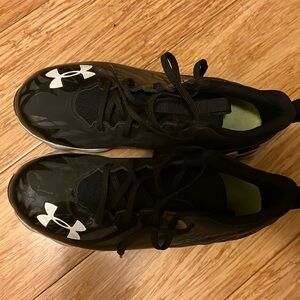 Youth football cleats